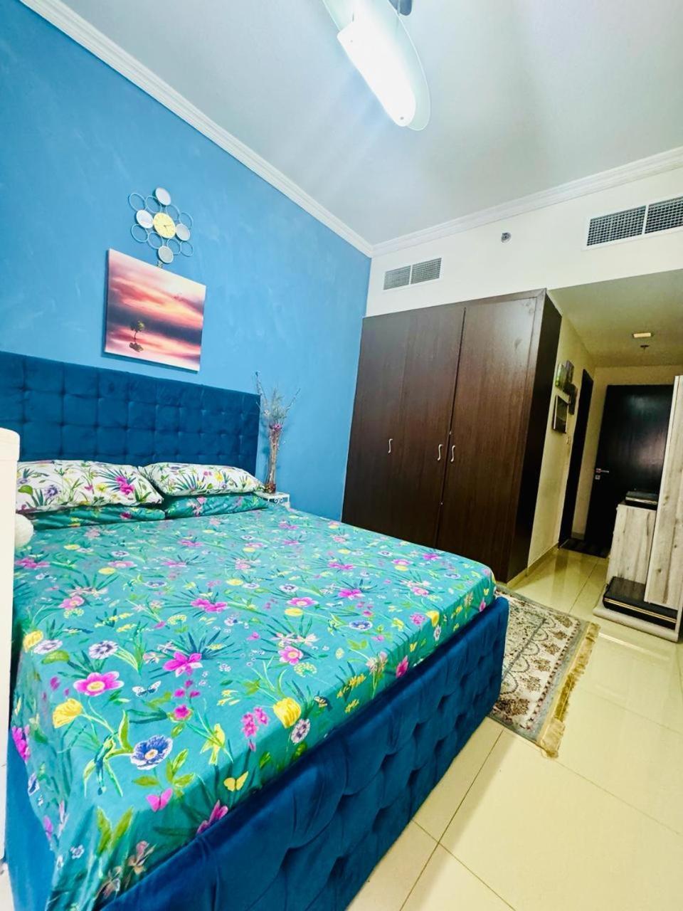 Apartment Beautiful Luxury With Attached Washroom Only One Large Not Entire *